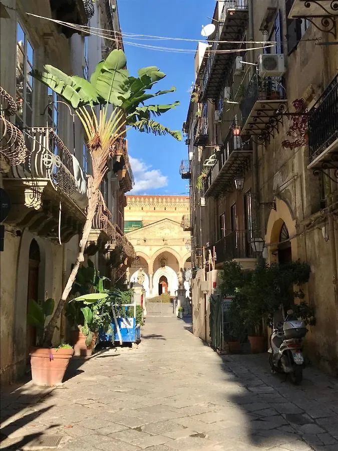 La Siciliana-Di Fronte La Cattedrale Vila Palermo 0*,  Itália