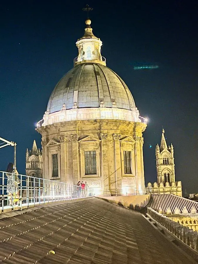 La Siciliana-Di Fronte La Cattedrale Vila Palermo 0*,  Itália