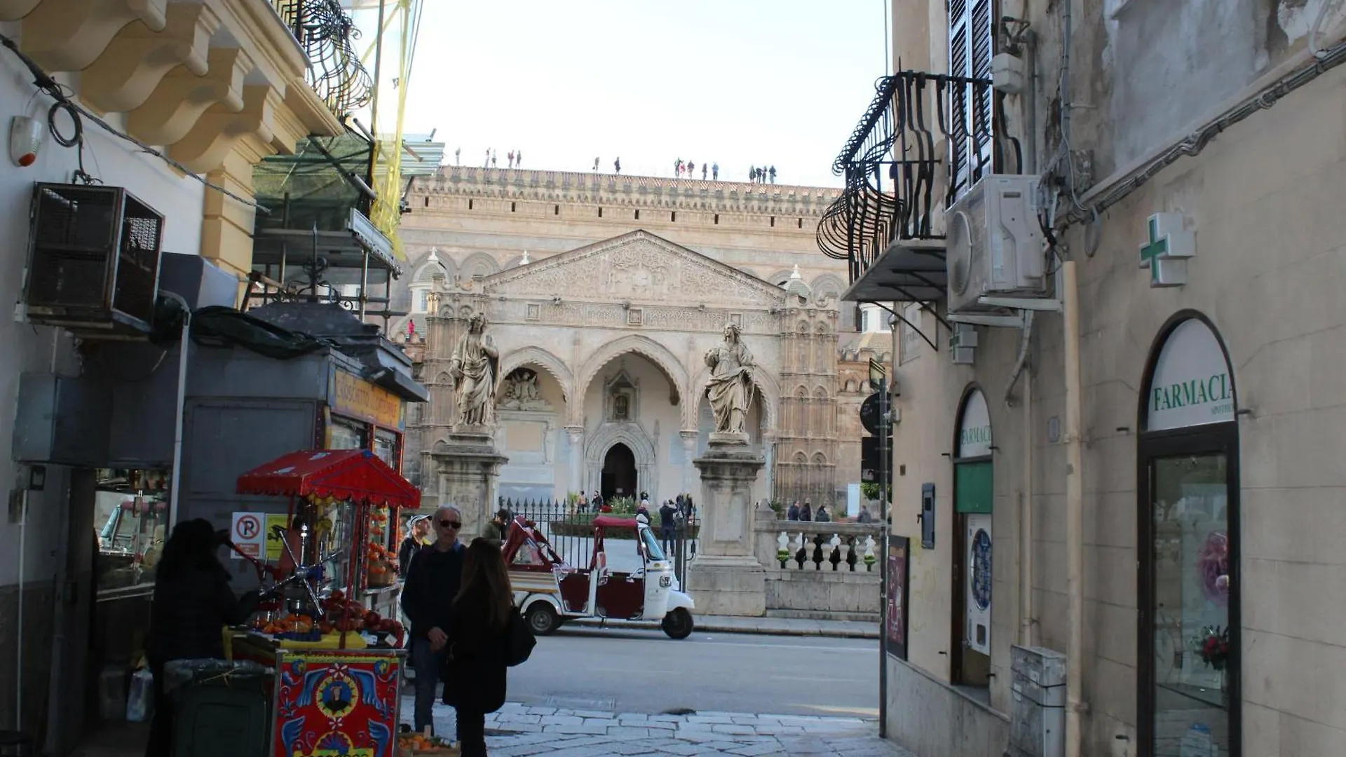 La Siciliana-Di Fronte La Cattedrale Vila Palermo 0*,  Itália